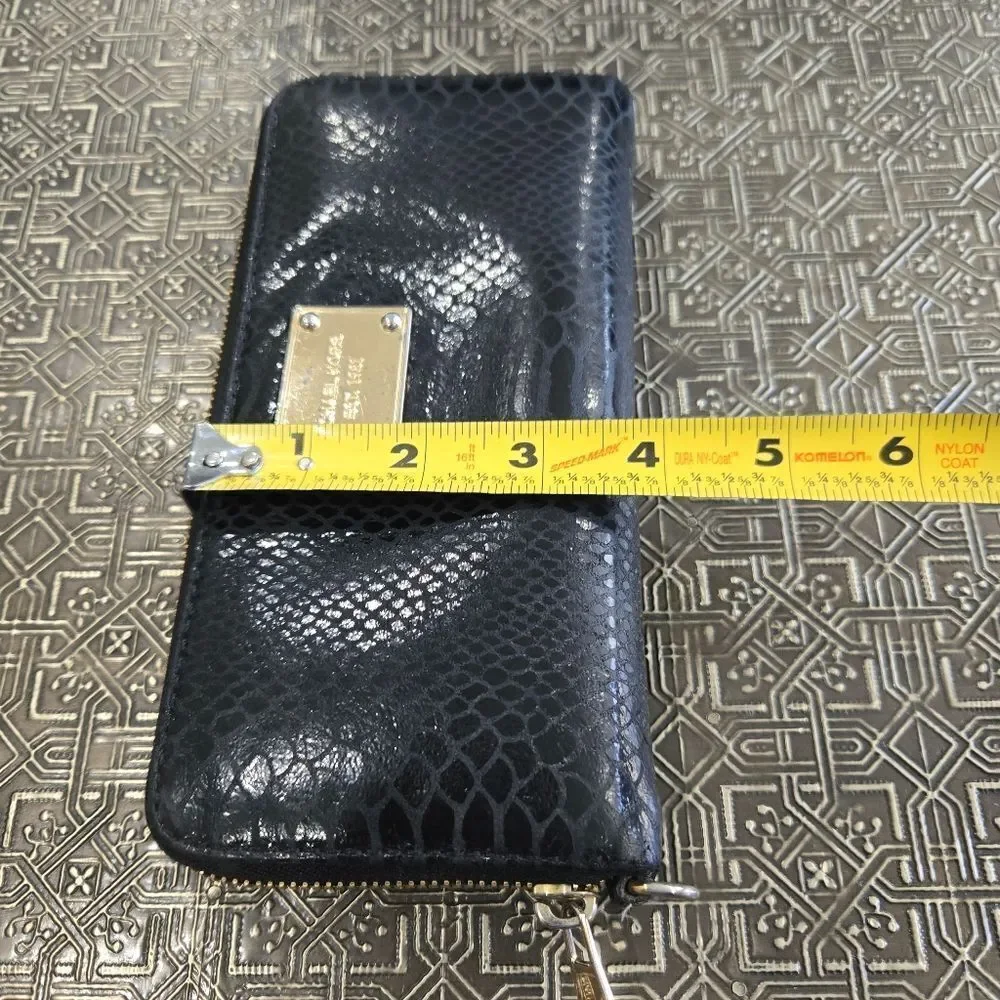 🐢 Michael Kors Snakeskin Clutch/Wallet In Great Shape!